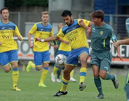  ??  ?? In bilico Il Levico in campo contro la Pergolette­se Per la squadra gialloblù il campionato non è iniziato bene: a rischio la panchina di Melone