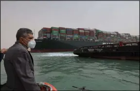  ??  ?? رئيس هيئة قناة السويس أسامة ربيع يتابع عمليات تحرير السفينة العالقة