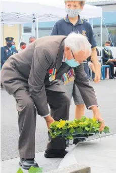  ?? ?? Stan Welch, Russian Convoy Club member ex HMS Apollo, places a wreath.