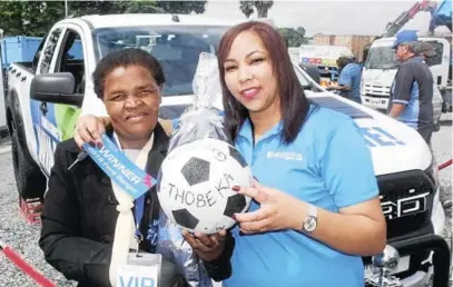  ?? Picture: DESMOND COETZEE ?? REVVED WINNER: Thobeka Gxekwa is the owner of a brand new 2018 Ford Ranger 2.2 Super Cab bakkie, after her name was drawn in the Stutt Group competitio­n in King William’s Town over the weekend. An elated Gxekwa, left, and Fort Beaufort Stutt Group...