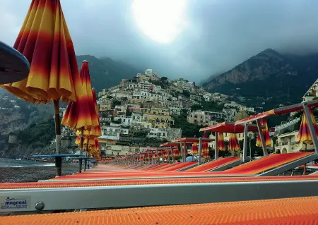  ??  ?? Meta gettonata Una veduta di Positano, arroccata sul costone, Nelle foto piccole, dall’alto: Antonio Sersale (Le Syrenuse a Positano), Nicolino Morgano (Quisisana a Capri), Mariella Avino (Palazzo Avino a Ravello), Guido Fiorentino (Excelsior Vittoria a Sorrento)