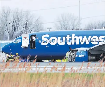  ?? FOTO: AGENCIA AP ?? imagen del avión de southwest al momento de aterrizar en Filadelca y evacuar a las personas.