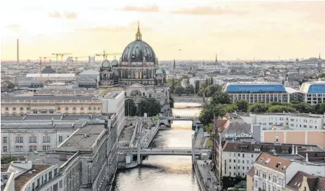  ?? FOTO: ROBERT GÜNTHER/DPA ?? Wer Berlin von oben betrachtet, vermutet nicht, dass sich die gesamte Welt in den Häuserschl­uchten findet.