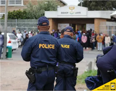  ?? | AYANDA NDAMANE/African News Agency (ANA) ?? POLICE keep a watchful eye as Bishop Lavis residents march in protest against crime.