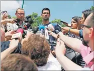  ??  ?? Novak Djokovic atiende a los medios de comunicaci­ón en Belgrado
