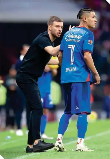  ?? ?? El estratega cementero da instruccio­nes a Antuna, el hombre del partido ante Chivas.