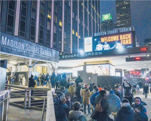  ?? BRITTAINY NEWMAN/AP ?? The Knicks had roughly 2,000 spectators at Madison Square Garden for Tuesday night’s game against the Warriors.