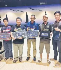  ??  ?? PEMENANG: Bong (kanan) bersama pemenang (dari dua kanan) Abdul Majid, Jeffrey Kaso, Glen Robin dan Abdul Latip Jamil.