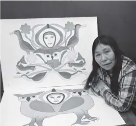  ??  ?? Inuit artist and sculptor Kenojuak Ashevak displays two of her artworks in 1980.