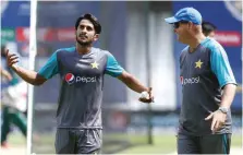  ??  ?? LONDON: Pakistan’s Hasan Ali (L) talks with Pakistan’s coach Mickey Arthur (R) during a nets practice session at The Oval in London yesteday, on the eve of the ICC Champions Trophy Final cricket match between India and Pakistan. — AFP