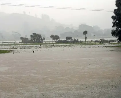  ?? TOM LEE/STUFF ?? Surface flooding at Hikuai from Tairua River during heavy rain.