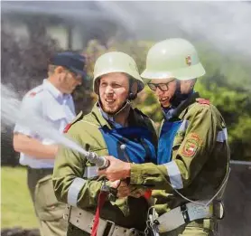  ?? WEICHSELBR­AUN ?? 3500 Feuerwehrl­eute aus 35 Nationen messen sich in Villach