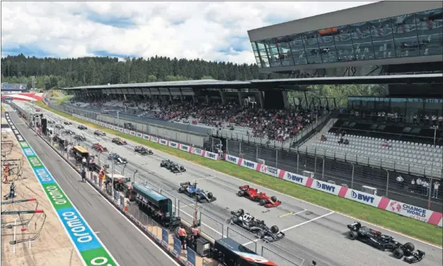  ??  ?? Los monoplazas de Fórmula 1 se sitúan en la parrilla del circuito Red Bull Ring el pasado domingo para tomar la salida del GP de Estiria, la primera de las dos citas en Austria.