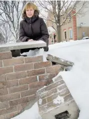  ?? CHRIS MIKULA/OTTAWA CITIZEN ?? The small, decorative wall at the end of Peggy Kelly’s driveway on Hobin Street in Stittsvill­e is a frequent casualty when cars, minivans and SUVs miss the turn.