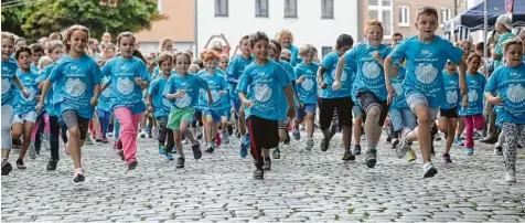  ?? Fotos: Michael Hochgemuth ?? Über 300 Kinder nahmen am Wochenende beim Jakobuslau­f in der Jakobervor­stadt teil. Diese Aktion war der Höhepunkt des ersten Kirchweiht­ages. Die Buben und Mädchen liefen durch die gesperrte Altstadt.