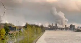  ?? FOTO CARLO COPPEJANS ?? Het kanaal Gent-Terneuzen snijdt Zelzate pal doormidden.