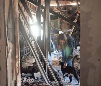  ?? MAYA ALLERUZZO/AP ?? Sharon Alony Cunio is reunited with her cat, Elvis, in the ruins of her home in Kibbutz Nir Oz, Israel.