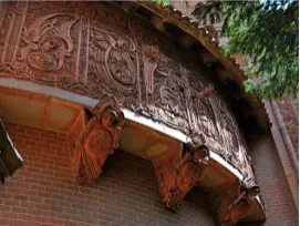  ??  ?? This elaborate frieze illustrate­s the path of the just, with birds representi­ng the human truths.