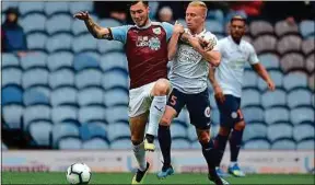  ??  ?? Florent Mollet (à d.), ici en match de préparatio­n contre Burnley.