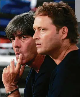  ?? FOTO: ULI DECK/DPA ?? Bundestrai­ner Joachim Löw (links) und Co-Trainer Marcus Sorg.