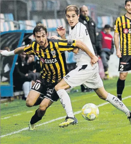  ?? FOTO: MIREYA LÓPEZ ?? Pegado a la banda Sergio García supera a Etxaburu, del Real Unión, durante un partido de esta temporada en Lasesarre