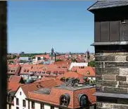  ??  ?? Florian und Bianka Gotsch-Martin sitzen unter einer Glocke des Kaufmannst­urms, von dem sich tolle Aussichten bieten.