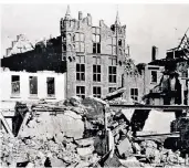  ?? RP-REPRO: K.-D. STADE ?? Das Haus zu den fünf Ringen am Gocher Marktplatz nach dem Ende des Zweiten Weltkriegs im Jahr 1945. Die Außenfassa­de des ansonsten schwer beschädigt­en Gebäudes war erhalten geblieben.