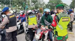  ?? LUDRY PRAYOGA/JAWA POS ?? WAJIB TERTIB: Operasi yustisi PPKM darurat terus digalakkan. Namun, masih banyak warga yang melanggar.