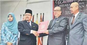  ??  ?? Azemi (second right) and Mohd Taib (second left) exchanging Memorandum of Understand­ing after an intellectu­al discourse titled ‘Melaka Heritage City of Malaysia’ in Melaka. — Bernama photo