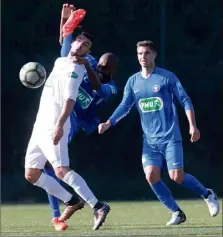  ?? (Photo Laurent Martinat) ?? Pour la première fois de la saison, les Hyérois pas mal à la tête ce matin. Ils ont gagné. (en blanc) n’auront