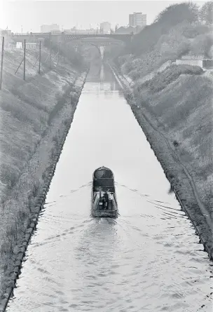  ??  ?? A boat chugs along Thomas Telford’s BCN New Main Line, towards Galton Bridge, on 4th March, 1971