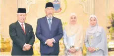  ?? — Informatio­n Department photo ?? Sabin (left) and his wife Adreen Aderizza (right) with Tun Juhar and Toh Puan Norlidah.