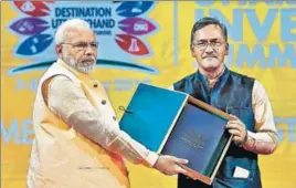  ?? PTI ?? ■ Chief minister Trivendra Singh Rawat presents a memento to Prime Minister Narendra Modi at the first Uttarakhan­d Investors Summit 2018, in Dehradun, Sunday.