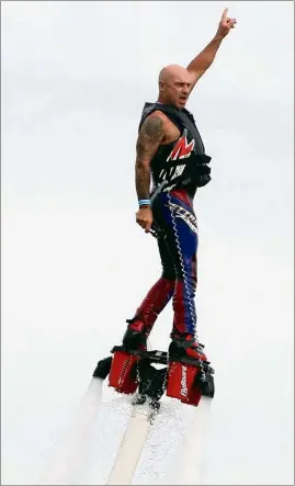  ?? (Photo J.-M. R.) ?? Vincent Lagaf’ roi de la discipline, lors d’une exhibition de flyboard à Cavalaire.