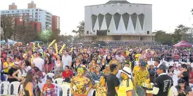  ?? JOSEFINA VILLAREAL ?? Miles de personas se disfrutaro­n el Festival de Orquestas, en la Plaza de la Paz.