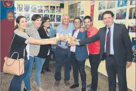  ??  ?? Un brindis por la inauguraci­ón de la nueva sede y por el XXI aniversari­o de la PB Santomera