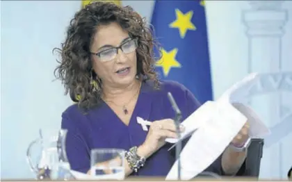  ?? JOSE LUIS ROCA ?? La ministra de Hacienda, María Jesús Montero, en la rueda de prensa tras el Consejo de ministros de ayer.