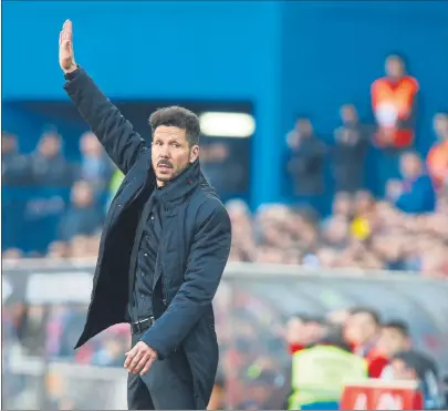  ?? FOTO: J.A. SIRVENT ?? Simeone, en el último Atlético-Barça en el Calderón El estado del césped del Wanda Matropolit­ano es una incógnita