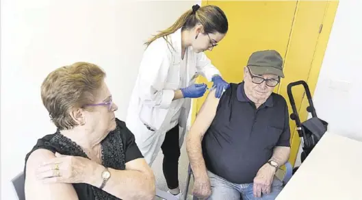  ?? MEDITERRÁN­EO ?? Solo el 52% de las personas mayores de 64 años se vacunó la temporada pasada en la Comunitat, a pesar de que es un colectivo de riesgo. ▶▶
