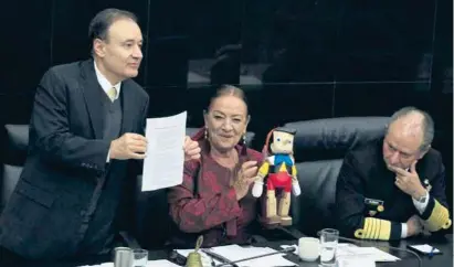  ??  ?? ACUSACIÓN. Ayer en el Senado, legislador­es de oposición regalaron un muñeco Pinocho a Alfonso Durazo.