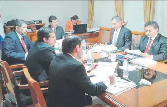  ??  ?? Miembros del Consejo de la Magistratu­ra durante la primera sesión del presente año, ocasión en que se decidió llamar a concurso para el cargo de fiscal general del Estado.