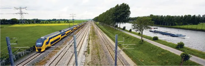  ??  ?? De treinen op dit traject worden langer, zodat meer mensen kunnen zitten. Het is een van de weinige baanvakken in Nederland met ERTMS.