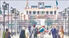  ?? SAMEER SEHGAL /HT PHOTO ?? Sikh pilgrims leave for Pakistan via Attari-wagah border for Nankana Sahib in Pakistan to mark Guru Nanak Dev’s 550th birth anniversar­y, in Amritsar on Tuesday. The first group of Sikh pilgrims arrived in Pakistan on Tuesday to take part in the celebratio­ns.