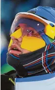  ?? Foto: dpa ?? Mit Klebeband schützt dieser Biathlet sein Gesicht.