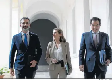  ?? MARÍA JOSÉ LÓPEZ ?? Ramón Fernández-Pacheco, Rocío Blanco y José Antonio Nieto tras el Consejo de Gobierno.