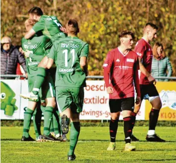  ?? Foto: Stefan Kümmritz ?? Langenau feiert, die Spieler der SGM Ingstetten/schießen lassen die Köpfe hängen. Das Spiel war zumindest vom Ergebnis her die erwartete klare Angelegenh­eit.