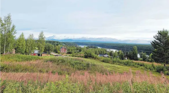  ?? FOTOS: EVA-MARIA PETER ?? Schweden wie aus dem Bilderbuch: Die Landschaft in der Provinz Dalarna ist geprägt von viel Wasser, viel Wald, Bergen und Wiesen. Natürlich fehlen auch die roten Holzhäuser nicht.