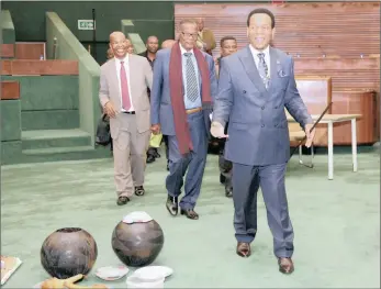  ?? PICTURE: DOCTOR NGCOBO/AFRICAN NEWS AGENCY (ANA) ?? Zulu King Goodwill Zwelithini accompanie­d by Prince Mangosuthu Buthelezi and traditiona­l leaders at the old KwaZulu-Natal legislatur­e building in Ulundi yesterday. The king called the meeting to discuss the uncertain future facing the land belonging to...