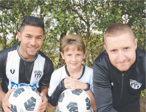  ?? Picture: Jason Gibbs ?? TOP COACH: Willowburn players (from left) Adnan Alharoni and Dylan Cussrow talk football with Willowburn club president and coach Gerard Alchin.
