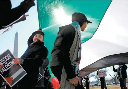  ?? JAMES LAWLER DUGGAN/REUTERS ?? Manifestan­tes a favor de un Estado palestino se reunieron cerca de la Casa Blanca, en Washington D.C.